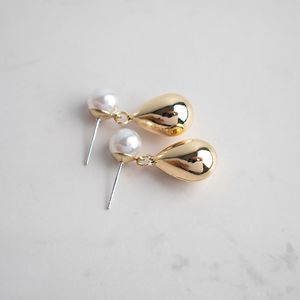 Aretes con Perla y Colgante Dorado