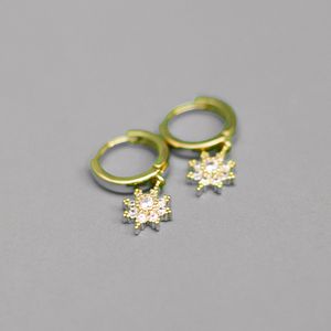 Aretes de Argolla con Dije Flor Brillante Dorado