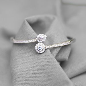 Pulsera Rigida Con Diseño Esferas Brillante Dorado.