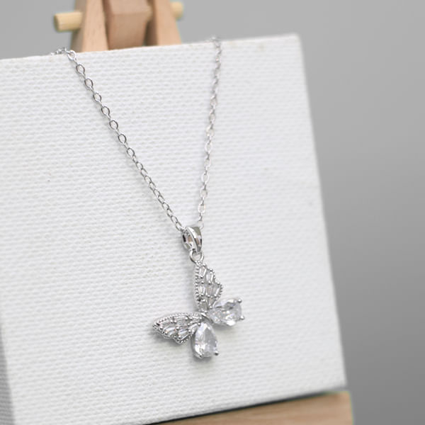 Collar-Con-Dije-Mariposa-Con-Brillantes-Plateado