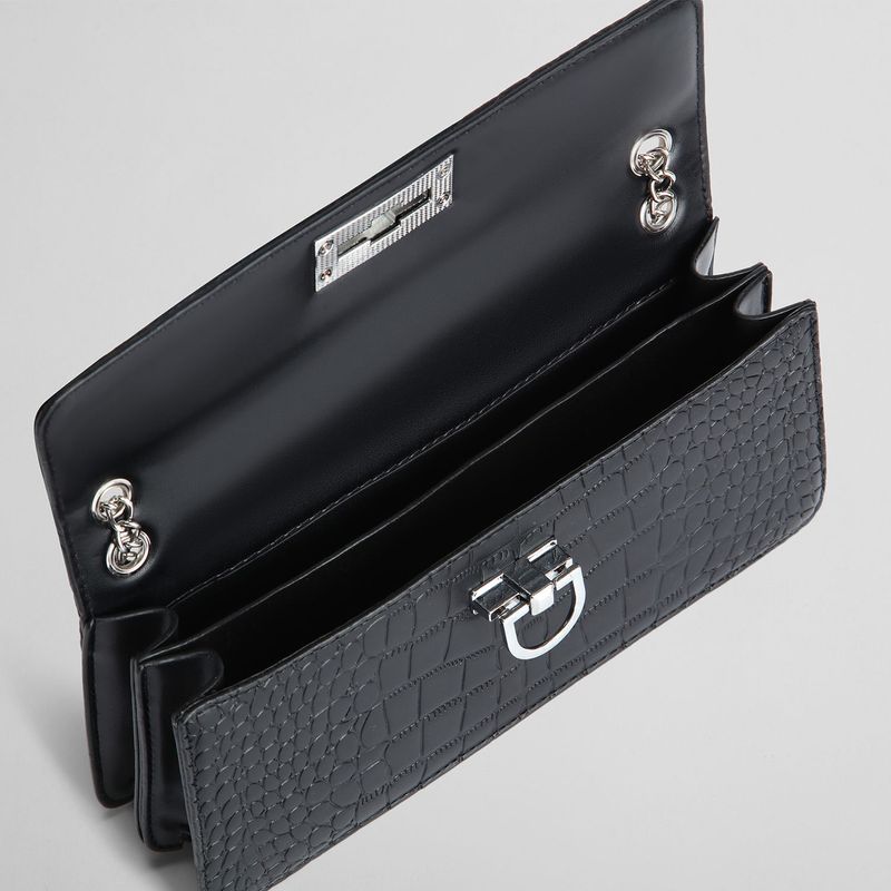 Bolso-negro-con-detalles-plateados