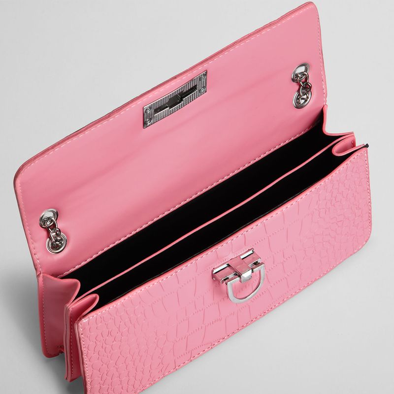 Bolso-rosa-con-detalles-plateados
