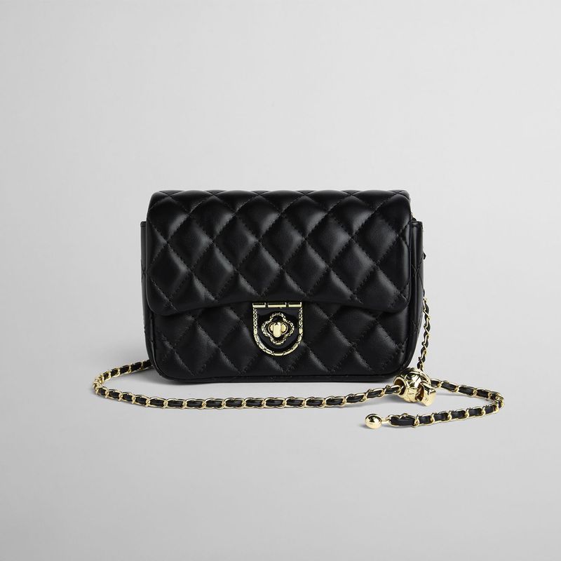 Bolso-negro-con-detalles-dorados