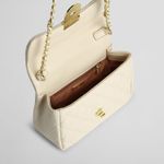 Bolso-beige-con-detalles-dorados