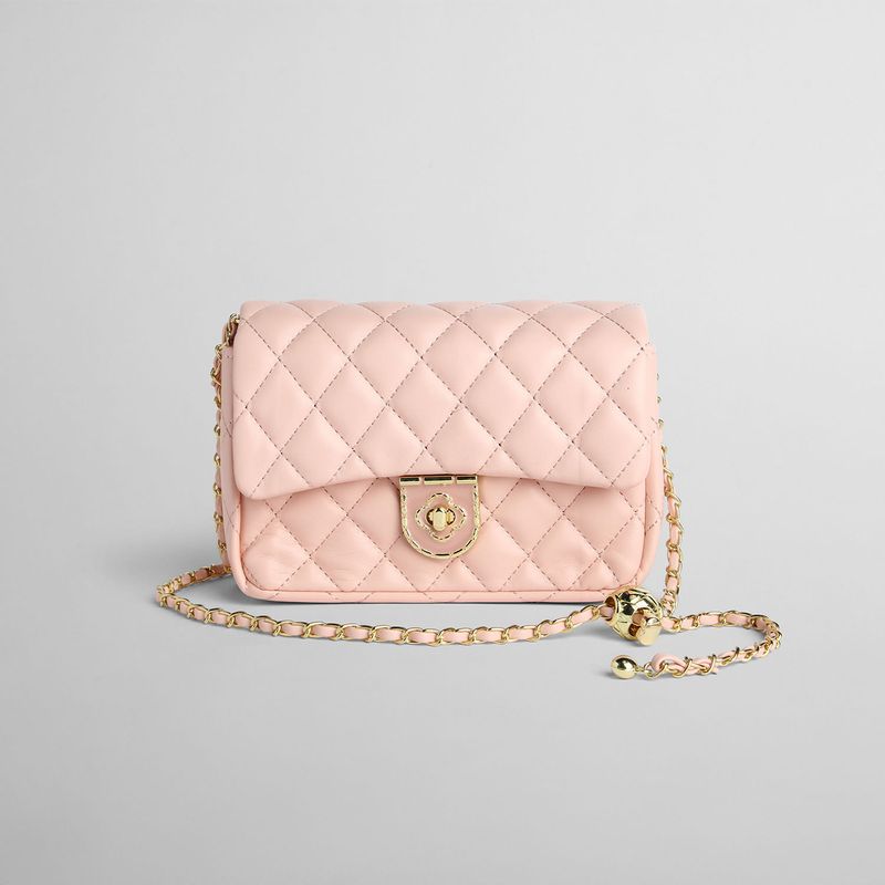 Bolso-rosa-con-detalles-dorados-