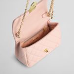 Bolso-rosa-con-detalles-dorados-