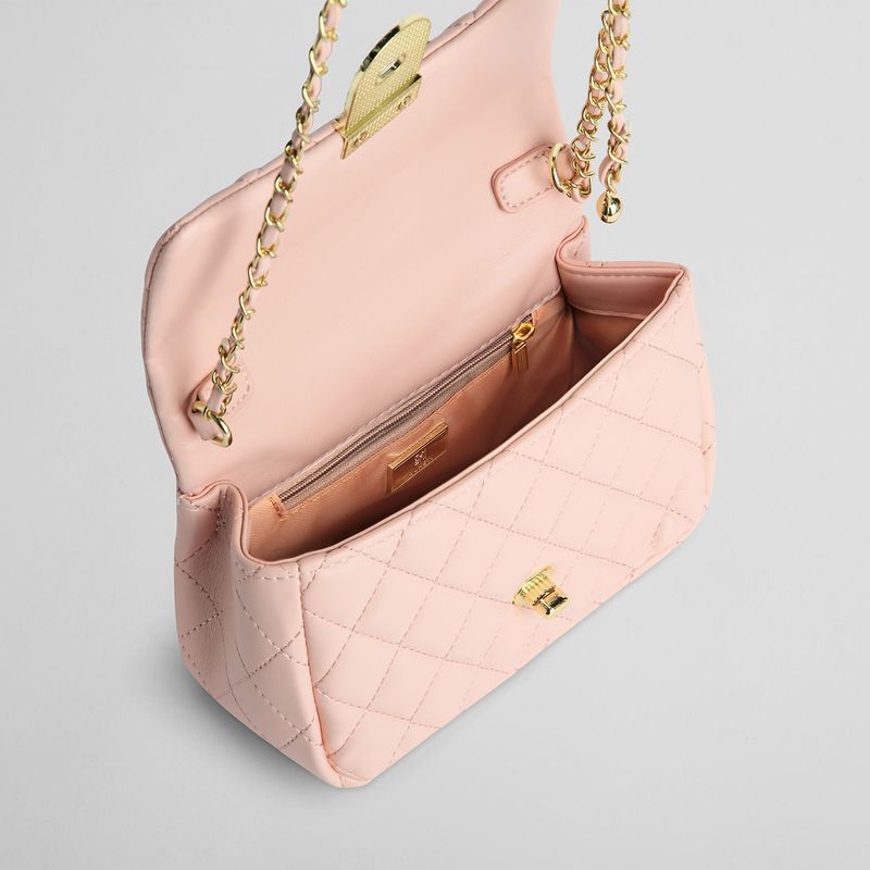 Bolso-rosa-con-detalles-dorados-